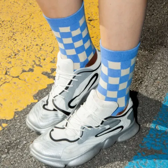 Motivsocken kariert blau weiß – im Coffee to go Becher mit griechischem Design