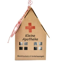 Papphaus Kleine Apotheke mit Mundschutz