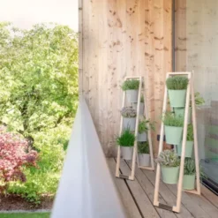 Pflanzleiter aus Holz – Blumenleiter mit schwenkbaren Pflanztöpfen steingrau