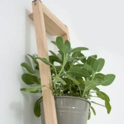 Pflanzleiter aus Holz – Blumenleiter mit schwenkbaren Pflanztöpfen steingrau