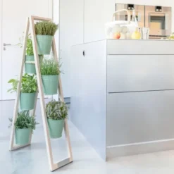 Pflanzleiter aus Holz – Blumenleiter mit schwenkbaren Pflanztöpfen blassgrün