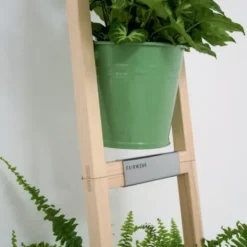 Pflanzleiter aus Holz – Blumenleiter mit schwenkbaren Pflanztöpfen blassgrün