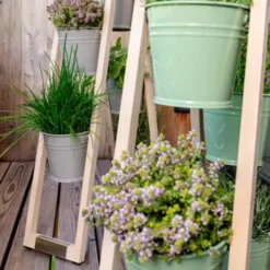 Pflanzleiter aus Holz – Blumenleiter mit schwenkbaren Pflanztöpfen blassgrün