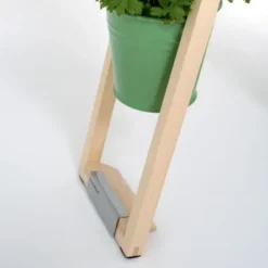 Pflanzleiter aus Holz – Blumenleiter mit schwenkbaren Pflanztöpfen blassgrün