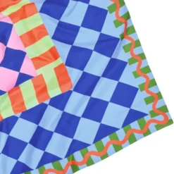 Picknick- und Stranddecke XL 240 x 170 cm mit Beutel – schnelltrocknend & leicht, bunt kariert