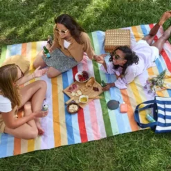 Picknick- und Stranddecke XL 240 x 170 cm mit Beutel – schnelltrocknend & leicht, bunt gestreift