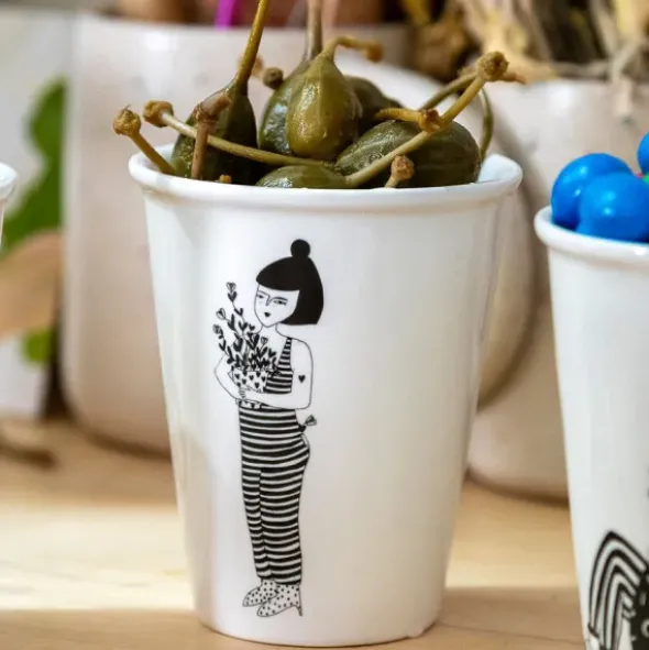 Porzellanbecher weiß - Motiv Frau mit Blumen "Lili flower pot"