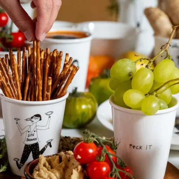 Porzellanbecher weiß - Motiv Frau mit Blumen "Lili flower pot"