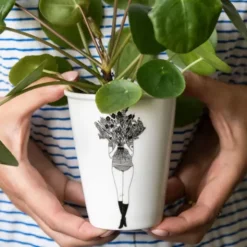 Porzellanbecher weiß - Motiv Frau mit Blumenstrauß