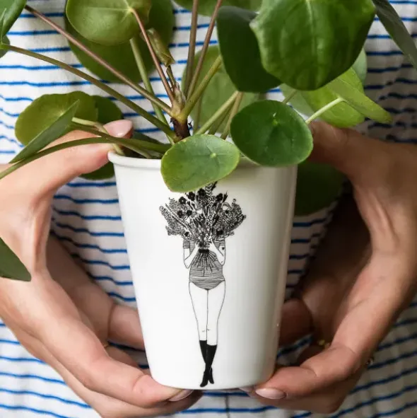 Porzellanbecher weiß - Motiv Frau mit Blumenstrauß "Flower girl"