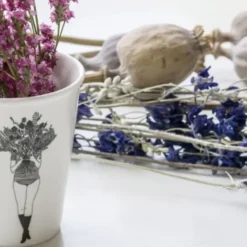 Porzellanbecher weiß - Motiv Frau mit Blumenstrauß