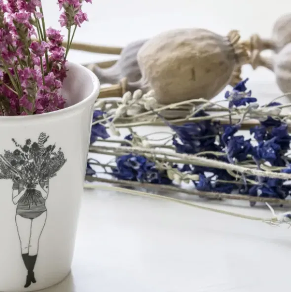 Porzellanbecher weiß - Motiv Frau mit Blumenstrauß "Flower girl"