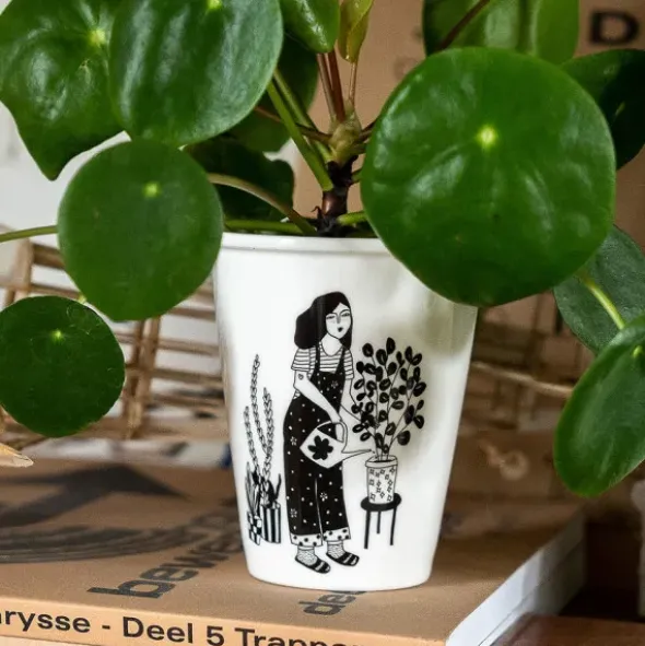 Porzellanbecher weiß - Motiv Frau beim Pflanzengießen "Plant lover"