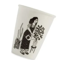 Porzellanbecher weiß - Motiv Frau beim Pflanzengießen