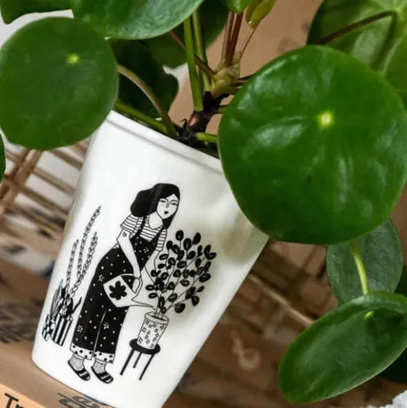 Porzellanbecher weiß - Motiv Frau beim Pflanzengießen "Plant lover"