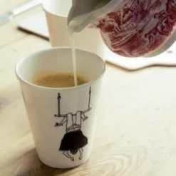 Porzellanbecher weiß - Motiv Frau auf Trapez-Schaukel "Trapeze girl"