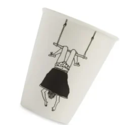 Porzellanbecher weiß - Motiv Frau auf Trapez-Schaukel