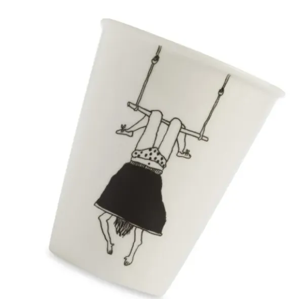 Porzellanbecher weiß - Motiv Frau auf Trapez-Schaukel "Trapeze girl"