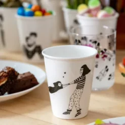 Porzellanbecher weiß - Motiv Frau dreht Kind im Kreis "Spinning around"