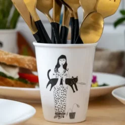 Porzellanbecher weiß - Motiv Frau mit Katze "Black cat"