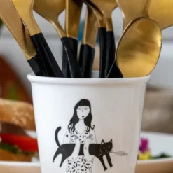 Porzellanbecher weiß - Motiv Frau mit Katze 