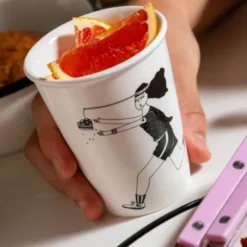 Porzellanbecher weiß - Motiv Frau jagt Kuchen