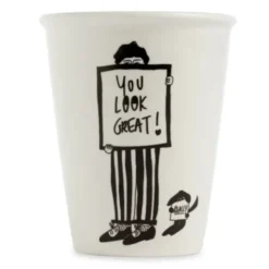 Porzellanbecher weiß - Motiv Mann mit Spruchschild "You look great!"