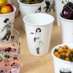 Porzellanbecher weiß - Motiv Yoga-Frau mit Katze "Zen with cats"
