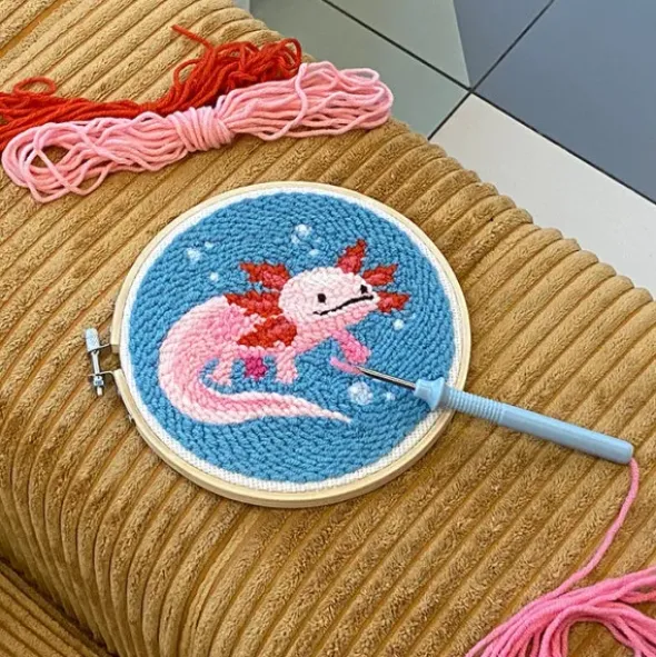 Punch Needle Set - Stickbild Axolotl - Lochnadel DIY Stickset Ø 15 cm