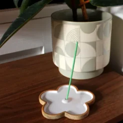 Räucherblume - Keramik Räucherstäbchenhalter in Blütenform inkl. 15 Duftstäbchen