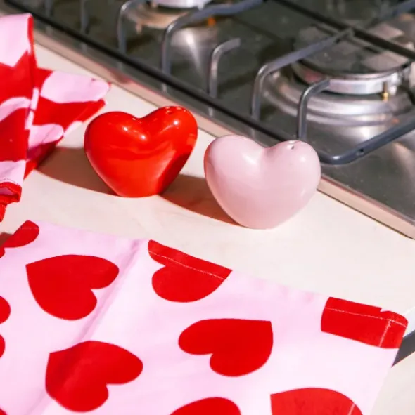 Salz- & Pfefferstreuer Set Herz LOVE aus Keramik in rot & rosa