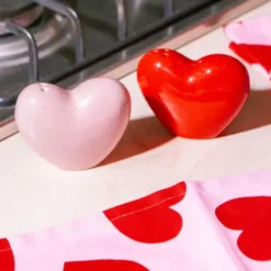 Salz- & Pfefferstreuer Set Herz LOVE aus Keramik in rot & rosa