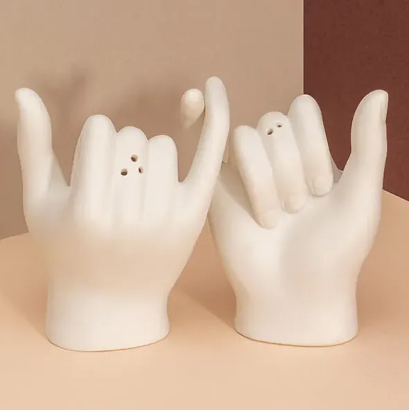 Salz- und Pfefferstreuer Hände, kleiner Fingerschwur