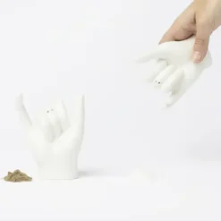 Salz- und Pfefferstreuer Hände, kleiner Fingerschwur