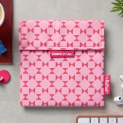 Sandwichtüte Snack’n’Go wiederverwendbar – rosa Lunchbag mit grafischem Rautenmuster