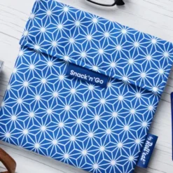 Sandwichtüte Snack´n´Go wiederverwendbar – blaue Lunchbag mit weißem Muster