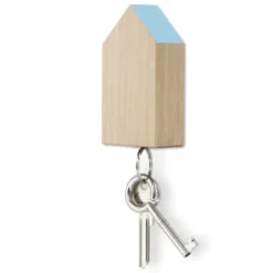 Schlüsselhalter magnetisch in Hausform – Schlüsselhaus Magnetic aus Eichenholz mit hellblauem Dach