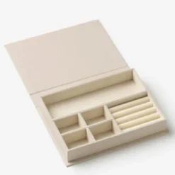 Schmuckkästchen Buch beige – The Bijoux Library – Schmuckaufbewahrung mit Fächern 22 x 16,5 cm