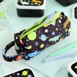 Schwarzes Mäppchen für Stifte 20 x 8 cm mit Weltraummotiv - Federmäppchen GALAXY mit Trageschlaufe