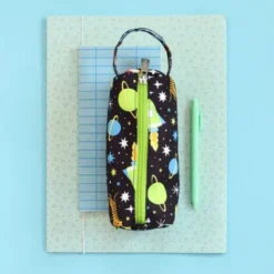 Schwarzes Mäppchen für Stifte 20 x 8 cm mit Weltraummotiv - Federmäppchen GALAXY mit Trageschlaufe