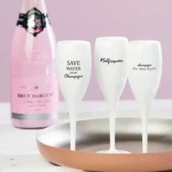 Sektglas MIT HUMOR LEBT ES SICH LEICHTER - weißes Kunststoff Champagnerglas mit Botschaft
