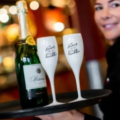Sektglas MIT HUMOR LEBT ES SICH LEICHTER - weißes Kunststoff Champagnerglas mit Botschaft