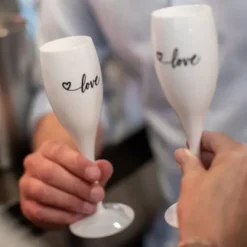 Sektgläser LOVE 2er-Set - weiße Kunststoff Champagnergläser mit Botschaft