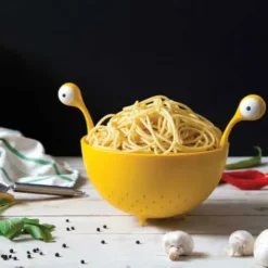Spaghettisieb Monster – gelbes Nudelsieb mit witzigem Design