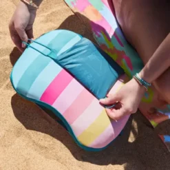 Strandkissen aufblasbar 35 x 27 cm bunt gestreift – mit Staufach & Zusatzbeutel zur Beschwerung