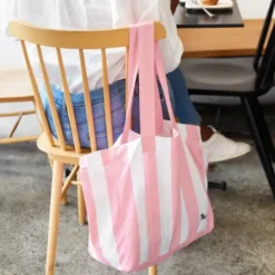 Strandtasche mit Streifenmuster pink – faltbarer Shopper mit Aufbewahrungsbeutel