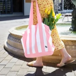 Strandtasche mit Streifenmuster pink – faltbarer Shopper mit Aufbewahrungsbeutel