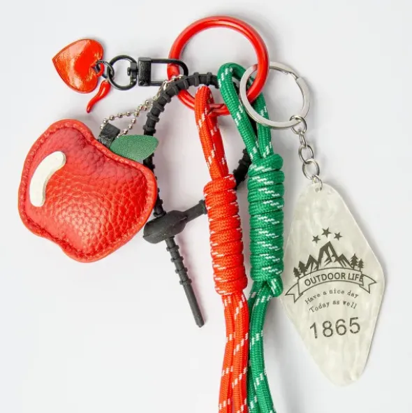 Taschenanhänger Apfel – bunter Anhänger mit Charms und Kordeln