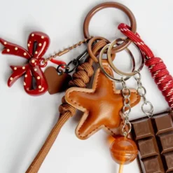 Taschenanhänger Schokolade und Stern – Anhänger mit Charms und Kordeln