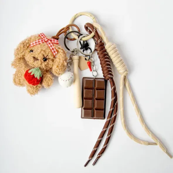 Taschenanhänger Teddy Bär & Schokolade – Anhänger mit Charms und Kordeln